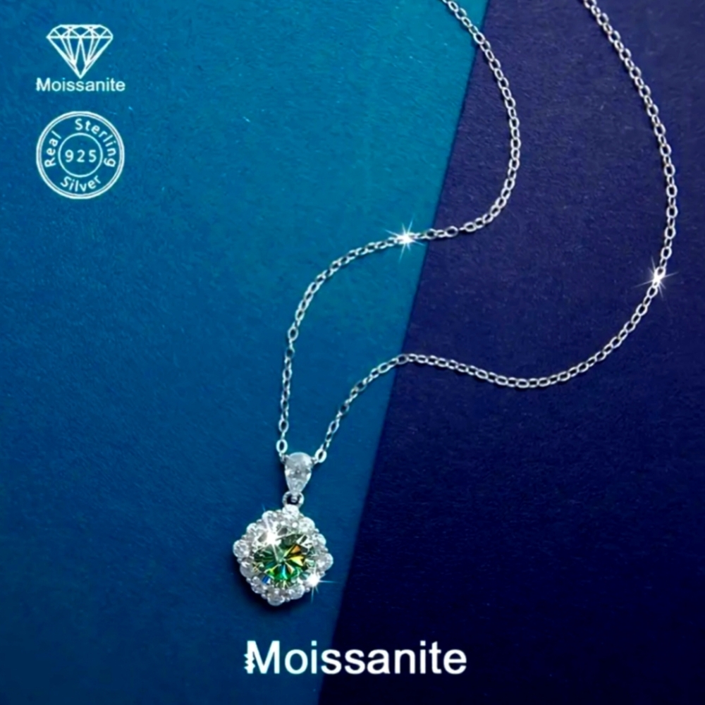 925 Silver 1 Carat Moissanite Snowflake Pendant Necklace Fashion Light Luxury